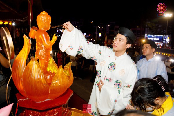 NSND Trịnh Kim Chi, Quốc Trường tham gia lễ rước tượng Phật NSND Trịnh Kim Chi, Quốc Trường tham gia lễ rước tượng Phật