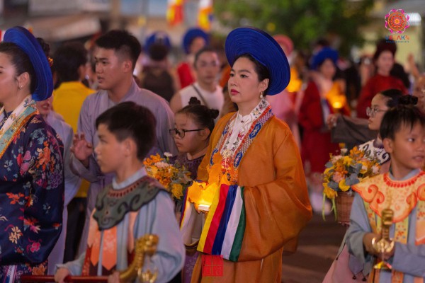 NSND Trịnh Kim Chi, Quốc Trường tham gia lễ rước tượng Phật NSND Trịnh Kim Chi, Quốc Trường tham gia lễ rước tượng Phật