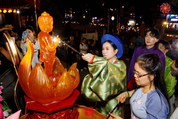 NSND Trịnh Kim Chi, Quốc Trường tham gia lễ rước tượng Phật NSND Trịnh Kim Chi, Quốc Trường tham gia lễ rước tượng Phật