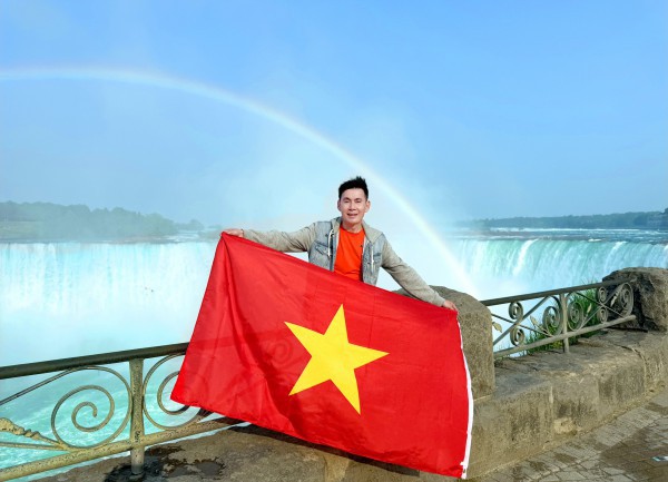 Nam ca sĩ mang hình ảnh lá cờ Việt Nam đi khắp thế giới Nam ca sĩ mang hình ảnh lá cờ Việt Nam đi khắp thế giới