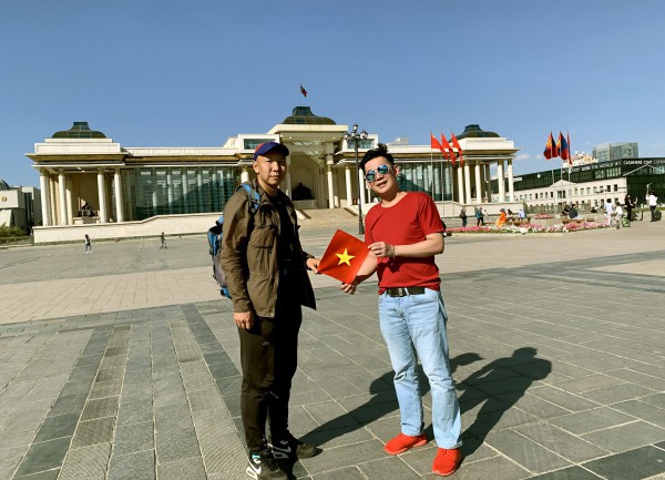 Nam ca sĩ mang hình ảnh lá cờ Việt Nam đi khắp thế giới Nam ca sĩ mang hình ảnh lá cờ Việt Nam đi khắp thế giới