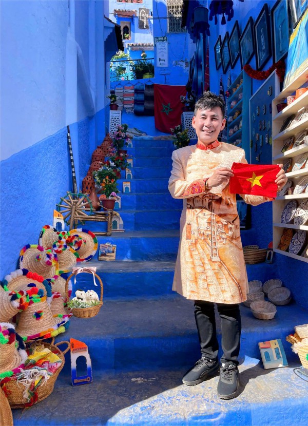 Nam ca sĩ mang hình ảnh lá cờ Việt Nam đi khắp thế giới Nam ca sĩ mang hình ảnh lá cờ Việt Nam đi khắp thế giới