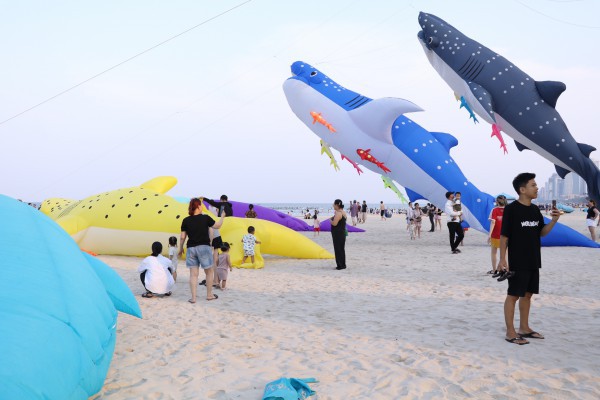 Ngắm diều nghệ thuật "bơi" trên biển trời Đà Nẵng Ngắm diều nghệ thuật "bơi" trên biển trời Đà Nẵng