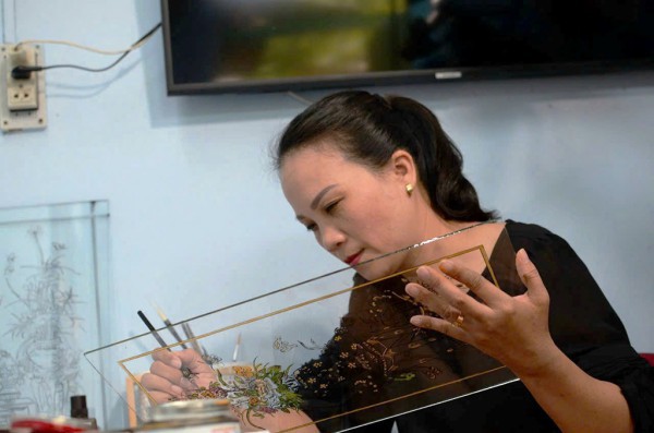 Nghề xưa cố đô còn một chút này: Đôi tay vàng níu nghề tranh kính