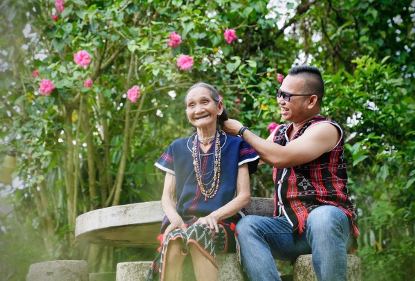Nhà báo Alăng Ngước làm MV về kỷ vật của cha sau chiến tranh Nhà báo Alăng Ngước làm MV về kỷ vật của cha sau chiến tranh