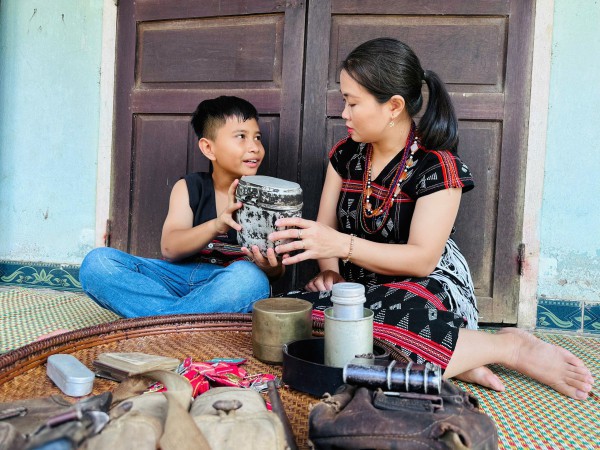 Nhà báo Alăng Ngước làm MV về kỷ vật của cha sau chiến tranh Nhà báo Alăng Ngước làm MV về kỷ vật của cha sau chiến tranh