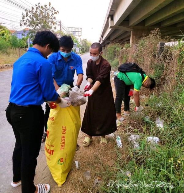Nhà sư trẻ 10 năm gieo mầm thiện Nhà sư trẻ 10 năm gieo mầm thiện