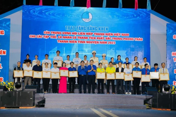 Nhà sư trẻ 10 năm gieo mầm thiện Nhà sư trẻ 10 năm gieo mầm thiện