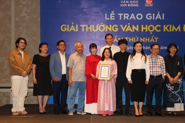Nhà văn 24 tuổi giành 100 triệu đồng tại giải thưởng sáng tác cho thiếu nhi Nhà văn 24 tuổi giành 100 triệu đồng tại giải thưởng sáng tác cho thiếu nhi