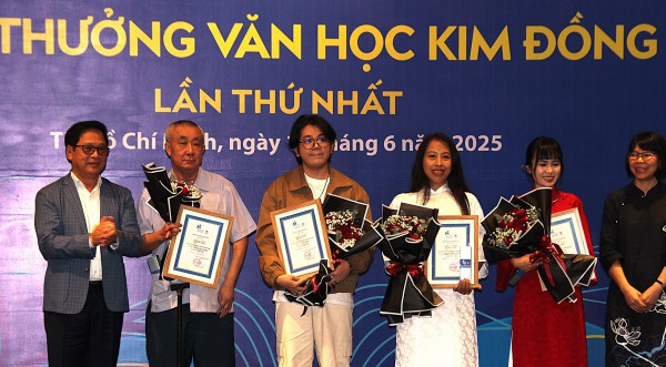Nhà văn 24 tuổi giành 100 triệu đồng tại giải thưởng sáng tác cho thiếu nhi Nhà văn 24 tuổi giành 100 triệu đồng tại giải thưởng sáng tác cho thiếu nhi