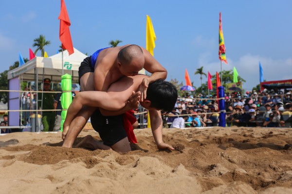 Những màn so tài kịch tính ở hội vật có từ thời chúa Nguyễn