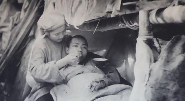 Phim tài liệu ‘Những mái tóc dài trong lửa đạn’ – Những cô gái ở ngay vòng sau của tuyến lửa