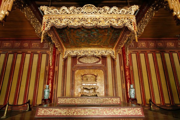 Phó thủ tướng chỉ đạo xử lý vụ ngai vua triều Nguyễn bị phá hoại Phó thủ tướng chỉ đạo xử lý vụ ngai vua triều Nguyễn bị phá hoại