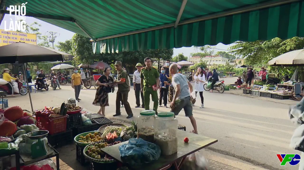 Phố trong làng - Tập 14: Mến xô xát với phụ nữ giữa đường, công an xã tới kịp thời