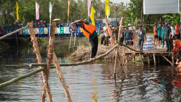 Rộn ràng bơi xuồng ba lá, đi cầu khỉ giữa rừng nguyên sinh Cà Mau Rộn ràng bơi xuồng ba lá, đi cầu khỉ giữa rừng nguyên sinh Cà Mau
