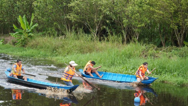 Rộn ràng bơi xuồng ba lá, đi cầu khỉ giữa rừng nguyên sinh Cà Mau Rộn ràng bơi xuồng ba lá, đi cầu khỉ giữa rừng nguyên sinh Cà Mau