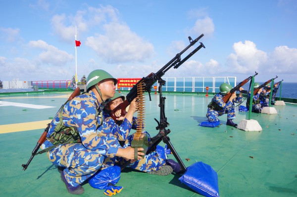 Sống giữa biển khơi