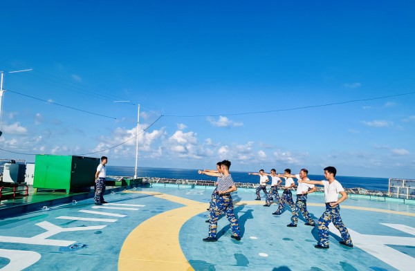 Sống giữa biển khơi