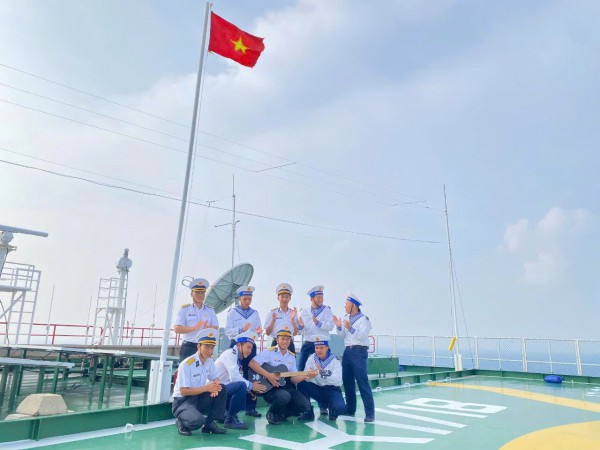 Sống giữa biển khơi