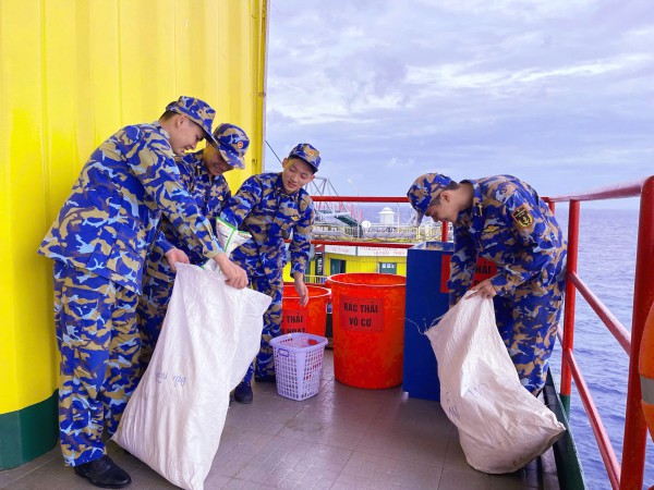 Sống giữa biển khơi