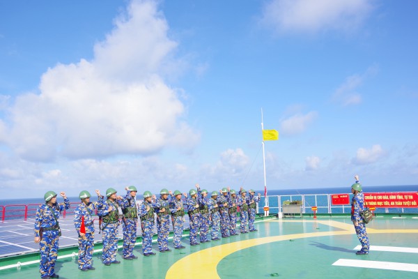 Sống giữa biển khơi