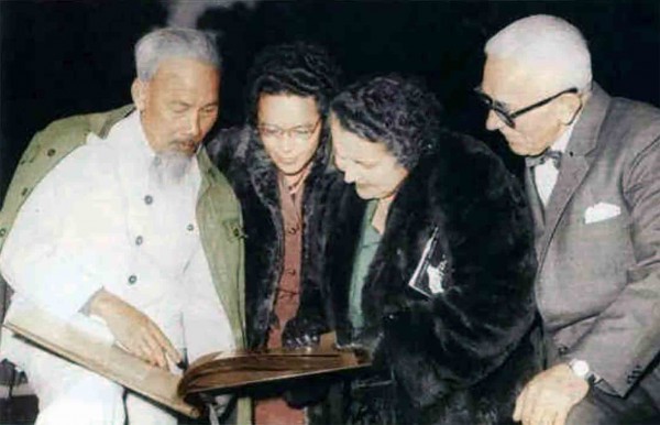 Tầm vóc của Chủ tịch Hồ Chí Minh trong mắt bạn bè Tầm vóc của Chủ tịch Hồ Chí Minh trong mắt bạn bè