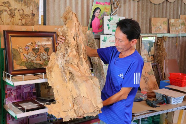 Thầy giáo kể chuyện sếu đầu đỏ bằng tranh vỏ tràm