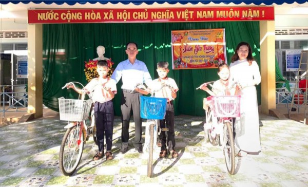 Thầy hiệu trưởng có tấm lòng nhân ái Thầy hiệu trưởng có tấm lòng nhân ái