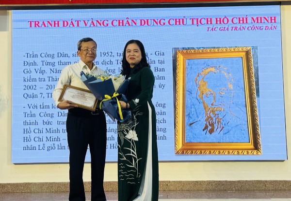 Tiếp nhận hiện vật quý về Chủ tịch Hồ Chí Minh Tiếp nhận hiện vật quý về Chủ tịch Hồ Chí Minh