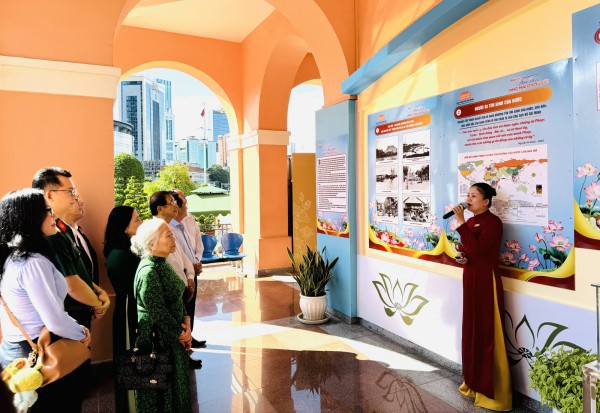 Tiếp nhận hiện vật quý về Chủ tịch Hồ Chí Minh Tiếp nhận hiện vật quý về Chủ tịch Hồ Chí Minh