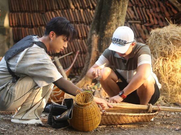 Trung Ruồi, Duy Hưng, Thái Hòa, Neko Lê làm nông dân, dạy con về lòng biết ơn Trung Ruồi, Duy Hưng, Thái Hòa, Neko Lê làm nông dân, dạy con về lòng biết ơn