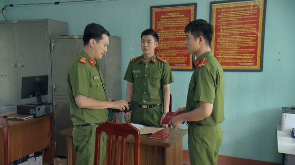 Trung uý Hoàng bất ngờ chuyển công tác từ "Phố trong làng" sang "Mặt nạ gương"