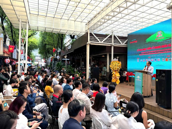 Tuần lễ Doanh nhân và sách: Vinh danh Top 10 sách hay doanh nghiệp Việt Tuần lễ Doanh nhân và sách: Vinh danh Top 10 sách hay doanh nghiệp Việt