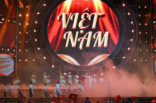 Tùng Dương, Hòa Minzy gây xúc động trong chương trình Tùng Dương, Hòa Minzy gây xúc động trong chương trình