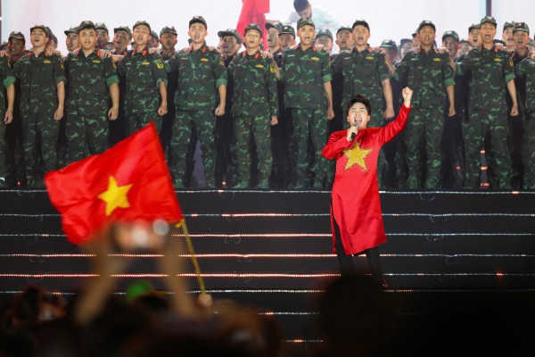 Tùng Dương, Hòa Minzy gây xúc động trong chương trình Tùng Dương, Hòa Minzy gây xúc động trong chương trình