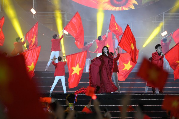Tùng Dương, Hòa Minzy gây xúc động trong chương trình Tùng Dương, Hòa Minzy gây xúc động trong chương trình