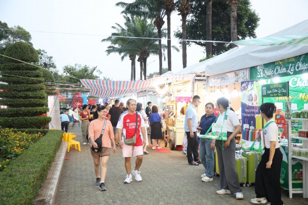 Tưng bừng khai hội 