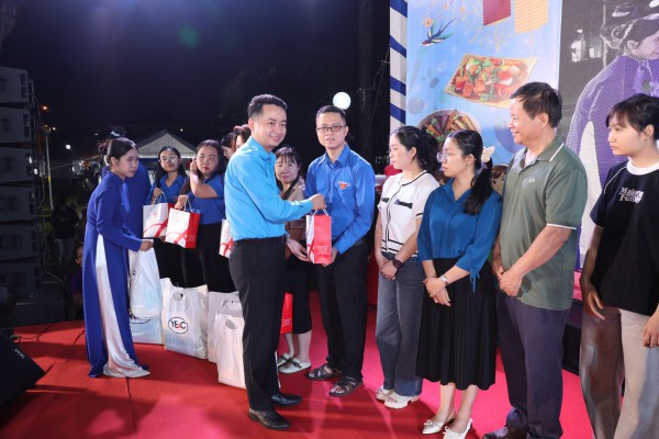 Tưng bừng khai hội 