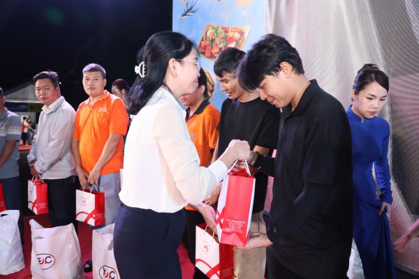 Tưng bừng khai hội 