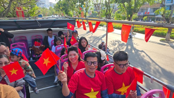 Xe buýt âm nhạc vòng quanh phố núi Đà Lạt mừng 50 năm đất nước thống nhất Xe buýt âm nhạc vòng quanh phố núi Đà Lạt mừng 50 năm đất nước thống nhất