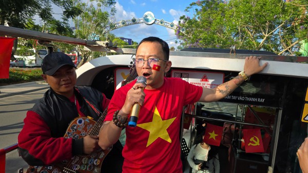 Xe buýt âm nhạc vòng quanh phố núi Đà Lạt mừng 50 năm đất nước thống nhất Xe buýt âm nhạc vòng quanh phố núi Đà Lạt mừng 50 năm đất nước thống nhất