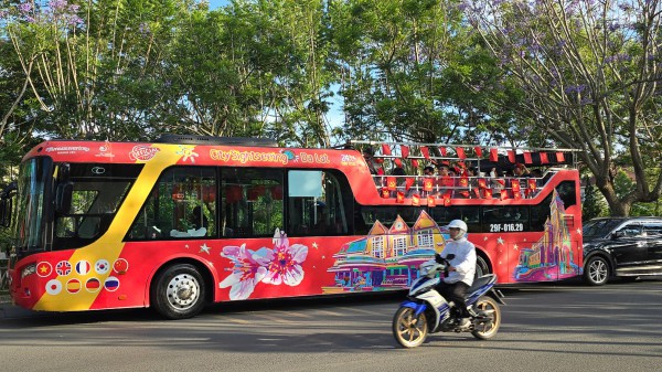 Xe buýt âm nhạc vòng quanh phố núi Đà Lạt mừng 50 năm đất nước thống nhất Xe buýt âm nhạc vòng quanh phố núi Đà Lạt mừng 50 năm đất nước thống nhất