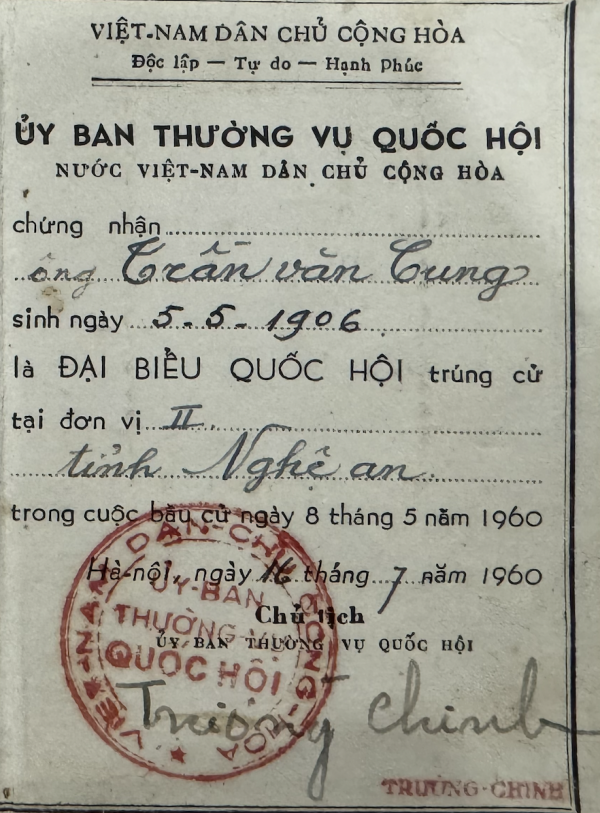 Đại biểu Quốc hội Trần Văn Cung sôi nổi tại nghị trường