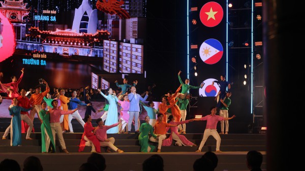 Đêm thành phố lung linh cùng 