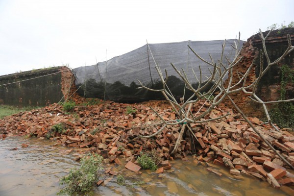 Đoạn tường Hoàng thành Huế đổ sập sau 3 đợt lũ lụt