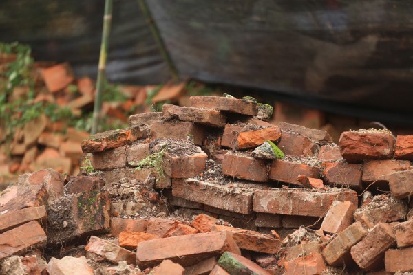 Đoạn tường Hoàng thành Huế đổ sập sau 3 đợt lũ lụt