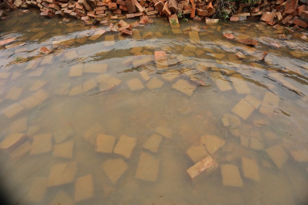 Đoạn tường Hoàng thành Huế đổ sập sau 3 đợt lũ lụt