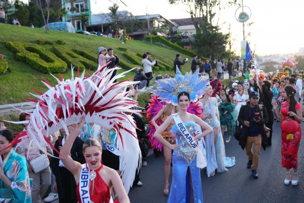 Đường phố Đà Lạt rực rỡ sắc màu cùng 80 hoa hậu diễu hành Tea Carnival