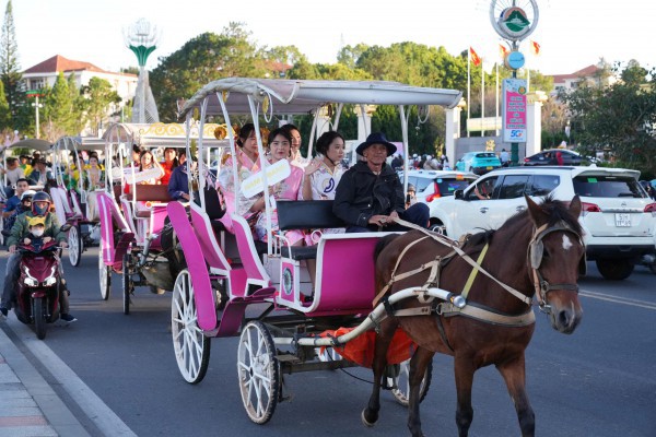 Đường phố Đà Lạt rực rỡ sắc màu cùng 80 hoa hậu diễu hành Tea Carnival