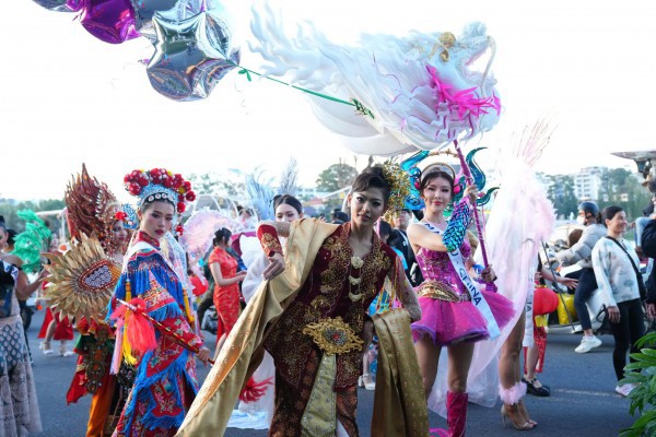 Đường phố Đà Lạt rực rỡ sắc màu cùng 80 hoa hậu diễu hành Tea Carnival